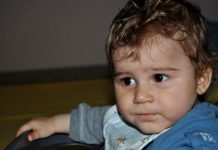 AUTIZAM SE NE POJAVLJUJE PREKO NOĆI: Ovi sitni signali u ponašanju djeteta prvi su alarm AUTIZAM SE NE POJAVLJUJE PREKO NOĆI: Ovi sitni signali u ponašanju djeteta prvi su alarm - featured image