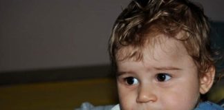 AUTIZAM SE NE POJAVLJUJE PREKO NOĆI: Ovi sitni signali u ponašanju djeteta prvi su alarm AUTIZAM SE NE POJAVLJUJE PREKO NOĆI: Ovi sitni signali u ponašanju djeteta prvi su alarm - featured image