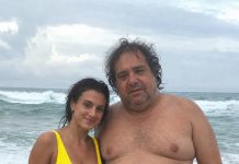 Dvadesetogodišnja žena smijala se debelom, neurednom muškarcu starijem od 50 godina koji je bio zaljubljen u nju… Ali ostala je šokirana kad je otkrila da je taj isti muškarac “siromašnog izgleda” zapravo milijunaš — pa je smislila plan, ne znajući da je on već jedan korak ispred nje 😱 Dvadesetogodišnja žena smijala se debelom, neurednom muškarcu starijem od 50 godina koji je bio zaljubljen u nju… Ali ostala je šokirana kad je otkrila da je taj isti muškarac “siromašnog izgleda” zapravo milijunaš — pa je smislila plan, ne znajući da je on već jedan korak ispred nje 😱 - featured image