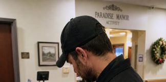 Starica u staračkom domu uhvatila me za ruku i šapnula: “Molim vas, odvedite me kući…” Ono što sam otkrio sljedećeg dana slomilo me Starica u staračkom domu uhvatila me za ruku i šapnula: “Molim vas, odvedite me kući…” Ono što sam otkrio sljedećeg dana slomilo me - featured image