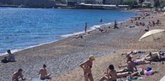 ŽENA NA PLAŽI U CRNOJ GORI ŠOKIRALA LJUDE: Ne kupa se, SVI GLEDAJU ŠTA DRŽI U RUKAMA – “ovo je kraj sveta” (VIDEO) ŽENA NA PLAŽI U CRNOJ GORI ŠOKIRALA LJUDE: Ne kupa se, SVI GLEDAJU ŠTA DRŽI U RUKAMA – “ovo je kraj sveta” (VIDEO) - featured image