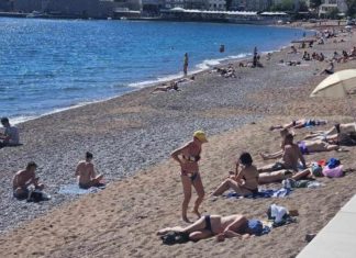 ŽENA NA PLAŽI U CRNOJ GORI ŠOKIRALA LJUDE: Ne kupa se, SVI GLEDAJU ŠTA DRŽI U RUKAMA – “ovo je kraj sveta” (VIDEO) ŽENA NA PLAŽI U CRNOJ GORI ŠOKIRALA LJUDE: Ne kupa se, SVI GLEDAJU ŠTA DRŽI U RUKAMA – “ovo je kraj sveta” (VIDEO) - featured image