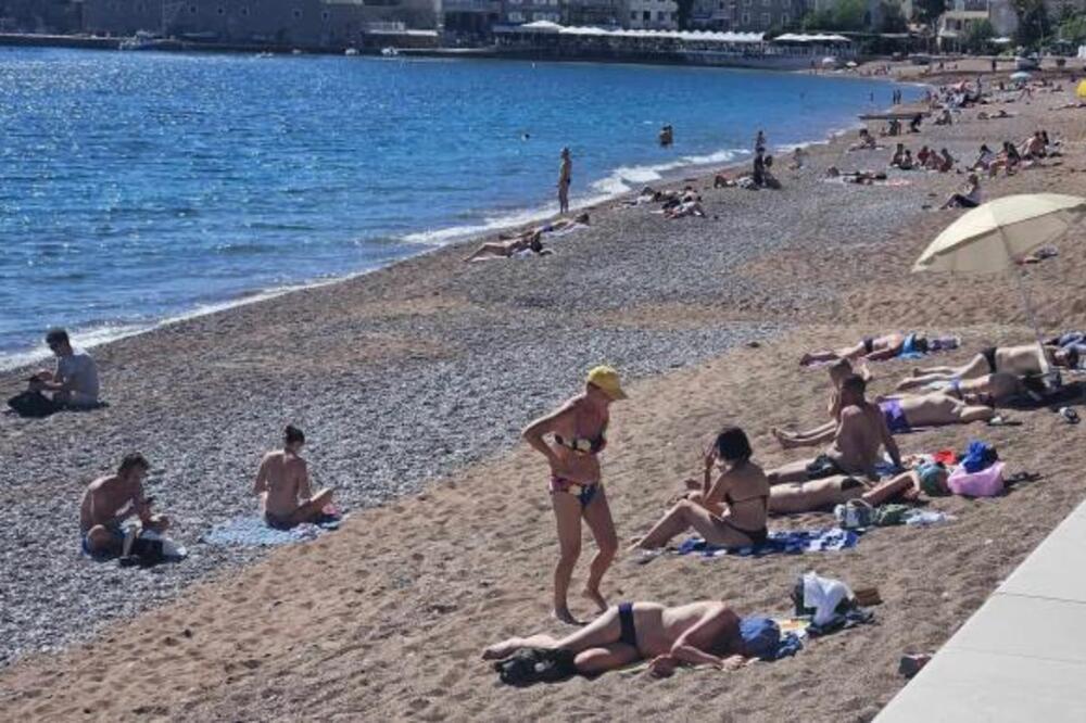 ŽENA NA PLAŽI U CRNOJ GORI ŠOKIRALA LJUDE: Ne kupa se, SVI GLEDAJU ŠTA DRŽI U RUKAMA – “ovo je kraj sveta” (VIDEO) - featured image ŽENA NA PLAŽI U CRNOJ GORI ŠOKIRALA LJUDE: Ne kupa se, SVI GLEDAJU ŠTA DRŽI U RUKAMA – “ovo je kraj sveta” (VIDEO) - featured image