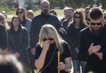 ĆERKU SAŠE POPOVIĆA NA GROBU SAČEKAO OVAJ ČOVEK! Uručio joj kovertu, Aleksandra se slomila kad je otvorila: Evo šta je bilo u njoj ĆERKU SAŠE POPOVIĆA NA GROBU SAČEKAO OVAJ ČOVEK! Uručio joj kovertu, Aleksandra se slomila kad je otvorila: Evo šta je bilo u njoj - featured image