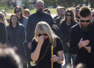 ĆERKU SAŠE POPOVIĆA NA GROBU SAČEKAO OVAJ ČOVEK! Uručio joj kovertu, Aleksandra se slomila kad je otvorila: Evo šta je bilo u njoj ĆERKU SAŠE POPOVIĆA NA GROBU SAČEKAO OVAJ ČOVEK! Uručio joj kovertu, Aleksandra se slomila kad je otvorila: Evo šta je bilo u njoj - featured image