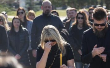 ĆERKU SAŠE POPOVIĆA NA GROBU SAČEKAO OVAJ ČOVEK! Uručio joj kovertu, Aleksandra se slomila kad je otvorila: Evo šta je bilo u njoj ĆERKU SAŠE POPOVIĆA NA GROBU SAČEKAO OVAJ ČOVEK! Uručio joj kovertu, Aleksandra se slomila kad je otvorila: Evo šta je bilo u njoj - featured image